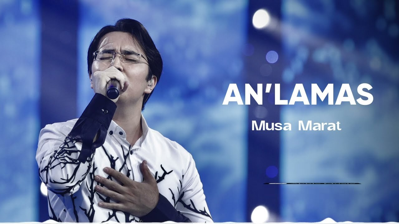 Мұса Марат на сцене. Кадр из видео «An'lamas (Live version)» на YouTube-канале певца
